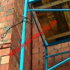 An example of an alternative fastening of facade scaffolding to a house wall